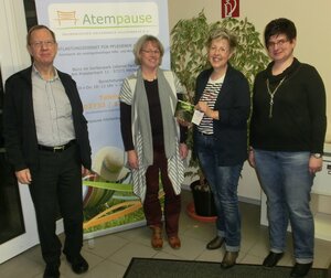 Bild vergr&ouml;&szlig;ern: (von links:) Hermann Wolters, Kassierer des Ökumenischen Helferkreises; Ulrike Petzold, Einsatzleiterin ATEMPAUSE; Vom Personalrat der Stadt Hilchenbach: Susanne Kador und Silvia Schwarzpaul