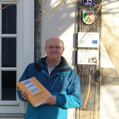 Reinhard G�mlich pr�sentiert das Manuskript seines neuen Buches vor dem Haus �Ahlm�llersch� in M�sen, das eines von 510 beschriebenen Geb�uden ist.