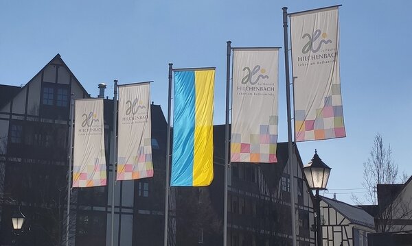 Rathaus mit Ukraine-Flagge