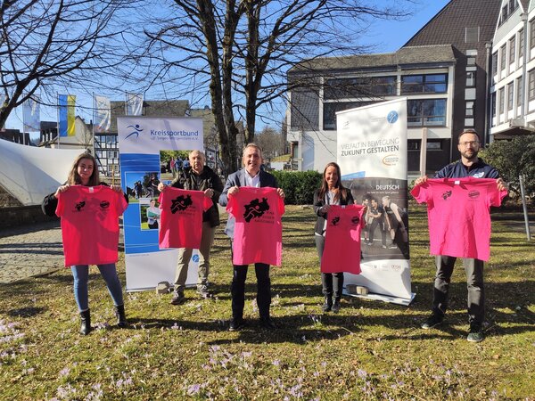 T-Shirt Übergabe Pink gegen Rassismus