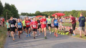 Bild vergr&ouml;&szlig;ern: Giller-Bergturnfest 2022: Start des 5- und 10 km-Laufes