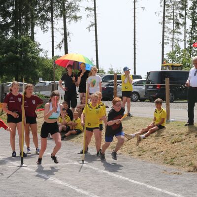 Bild vergr&ouml;&szlig;ern: Giller-Bergturnfest: Staffelstarts