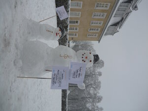 Bild vergr&ouml;&szlig;ern: Schneefiguren regen zum Energiesparen und zur Mülltrennung an...