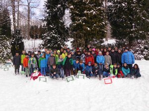 Bild vergr&ouml;&szlig;ern: Die Klassen 5 der Realschule in Hilchenbach haben ihre Schneefrauen und -männer auf dem Schulhügel, der Gerichtswiese und dem Gelände der alten Florenburg-Grundschule errichtet.