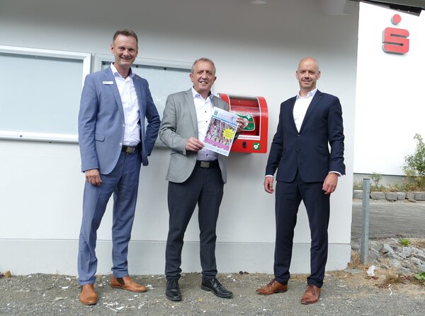 Schaukästen und Defibrillator bei der Sparkasse in Dahlbruch