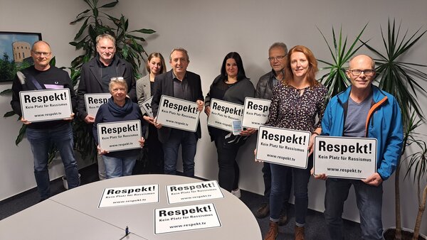Immer mehr Vereine und Institutionen m&ouml;chten Stellung beziehen. Das Bild zeigt (v. l.) Stephan Klenzmann (Respekt-Initiative), Wieland Abele (Freibad M&uuml;sen), Birgit Latz (Stadtb&uuml;cherei), Verena Simonazzi (Soziales und Integration), B&uuml;rgermeister Kyrillos Kaioglidis, Verena Hof-Freudenberg (Archiv), Andreas Roth (TSG Helberhausen), Andrea Dersch (TuS Hilchenbach) und Bernd Grafe (TuS M&uuml;sen).