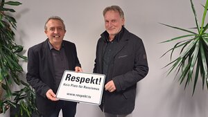 Bild vergr&ouml;&szlig;ern: B&uuml;rgermeister Kyrillos Kaioglidis &uuml;bergibt das Respekt-Schild an Wieland Abele.