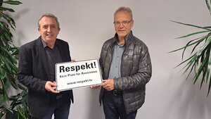 Bild vergr&ouml;&szlig;ern: Andreas Roth nimmt das Respekt-Schild von Kyrillos Kaioglidis f&uuml;r die TSG Helberhausen entgegen.