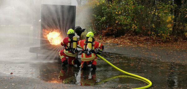 Westenergie schult 40 Feuerwehrleute in Hilchenbach