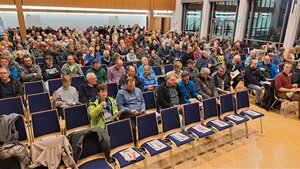Bild vergr&ouml;&szlig;ern: Gut 300 Hilchenbacherinnen und Hilchenbacher haben sich in der Aula der Carl-Kraemer-Realschule &uuml;ber den geplanten Glasfaser-Ausbau informiert.
