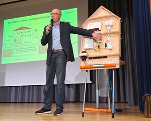 Bild vergr&ouml;&szlig;ern: Welche Leitungen wie wo verlegt werden m&uuml;ssen, erkl&auml;rt Heiko Grebe von Westconnect.