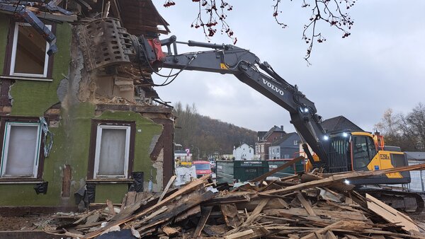Das Haus H&uuml;ttenhain wird abgerissen. Auf dem Bild ist zu sehen, wie sich ein Bagger durch die Etagen arbeitet.