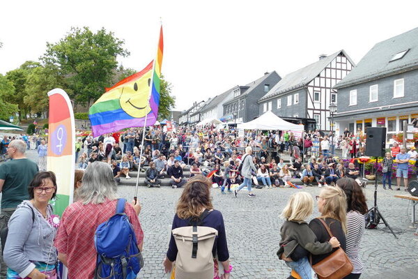 Hunderte Besucher waren der Einladung des B&uuml;ndnisses f&uuml;r Toleranz und Zivilcourage gefolgt.