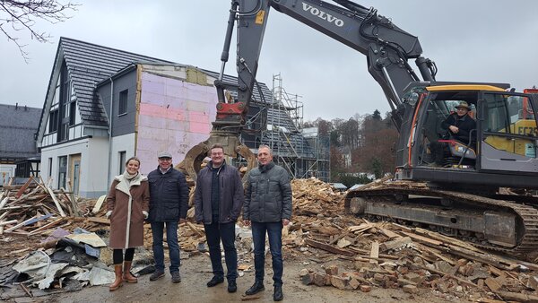 Miteigent&uuml;merin Friederike Menn und Architekt Matthias Kr&auml;mer freuen sich, dass das Haus H&uuml;ttenhain endlich abgerissen werden durfte. Nicht weniger froh sind Andr&eacute; Jung f&uuml;r die Kommunalpolitik und B&uuml;rgermeister Kyrillos Kaioglidis.