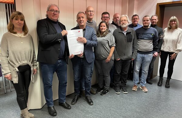 Der Vorstand des Kreisverbands Siegen-Wittgenstein des Deutschen Gewerkschaftsbundes solidarisiert sich mit Hilchenbachs B&uuml;rgermeister. Vorsitzender Ingo Degenhardt &uuml;berreicht Kyrillos Kaioglidis die Solidarit&auml;tsbekundung. 