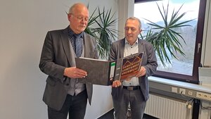 Bild vergr&ouml;&szlig;ern: K&auml;mmerer Christoph Ermert (l.) und B&uuml;rgermeister Kyrillos Kaioglidis stellen den Hilchenbacher Haushaltsentwurf f&uuml;r das Jahr 2023 vor.