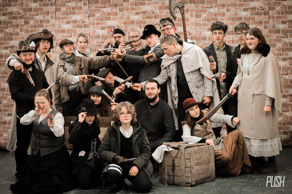 Die Pen-and-Paper-Gruppe improvisiert im Rollenspiel den Gefängnisausbruch.