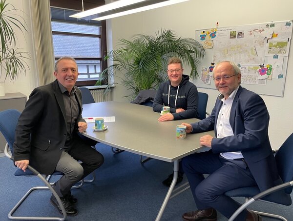 B&uuml;rgermeister Kyrillos Kaioglidis und CDU-Fraktionsvorsitzender Andr&eacute; Jung besprechen mit  Volkmar Klein, MItglied des Bundestags, das weitere Vorgehen in der Stadtentwicklung von Hilchenbach.