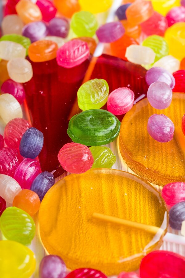 Im M&auml;dchentreff haben M&auml;dchen zwischen acht und 14 Jahren die M&ouml;glichkeit, selbst Bonbons herzustellen. Das Symbolfoto zeigt eine bunte Auswahl an S&uuml;&szlig;igkeiten. Foto: Pixabay