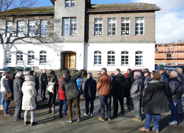 Gruppenfoto bei Beginn einer Führung vor dem "Alten Schulhaus" in Dahlbruch 