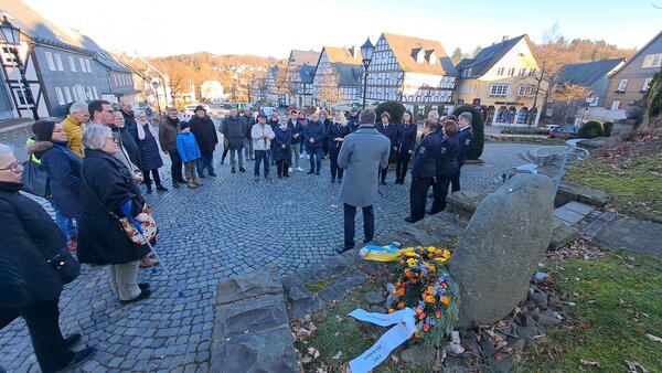 Kranzniederlegung am Gedenkstein 