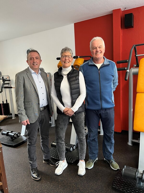 B&uuml;rgermeister Kyrillos Kaioglidis besucht Heike und Helmut Menn (v. l.) am Tag der offenen T&uuml;r in ihrem Sportraum Hilchenbach. 