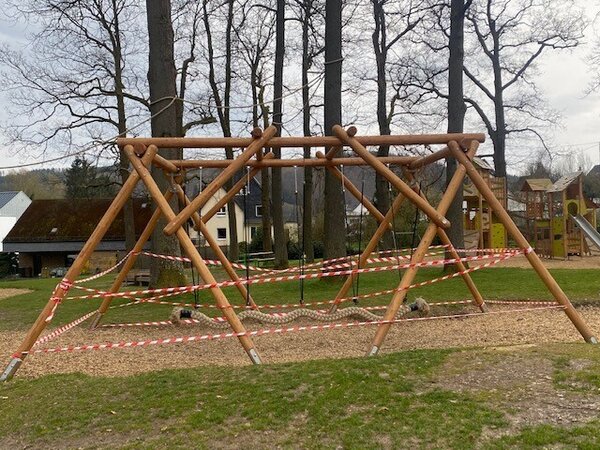 Die Schaukelschlange auf dem Spielplatz Doktors W&auml;ldchen musste wegen erheblicher Sachbesch&auml;digung gesperrt werden. Das Foto zeigt das Spielger&auml;t, um das eine Absperrung aus Flatterband gespannt wurde.