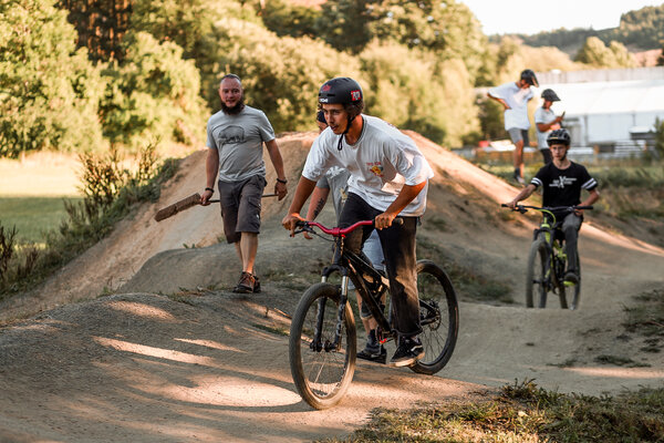 5.000 Euro erh&auml;lt der PUSH-Verein f&uuml;r das Projekt &raquo;Let's ride, push your Bike&laquo;. Damit sollen neue Jugendliche f&uuml;r das Biken im Dirtbikepark gewonnen werden. Das Foto zeigt Jugendliche, die im Hilchenbacher Dirtbikepark ihre Runden auf dem Rad drehen.