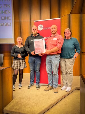 Bild vergr&ouml;&szlig;ern: Lucia de Niciolo, Tim St&auml;hler, Till Heppe und Heike K&uuml;hn nehmen den Preis in Essen entgegen. Das Hilchenbacher B&uuml;ndnis f&uuml;r Toleranz und Zivilcourage wurde mit dem PUSH-Verein f&uuml;r das Stadtfest &raquo;Hilchenbach feiert Vielfalt&laquo; ausgezeichnet.