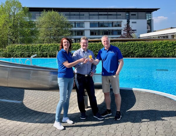 v.l.n.r. Andrea Dersch, (Gesch&auml;ftsf&uuml;hrerin TuS Hilchenbach), Andr&eacute; Jung (2. Vorsitzender F&ouml;rderverein Freibad Hichenbach), Ralf Limper (2. Vorsitzender TuS Hilchenbach)