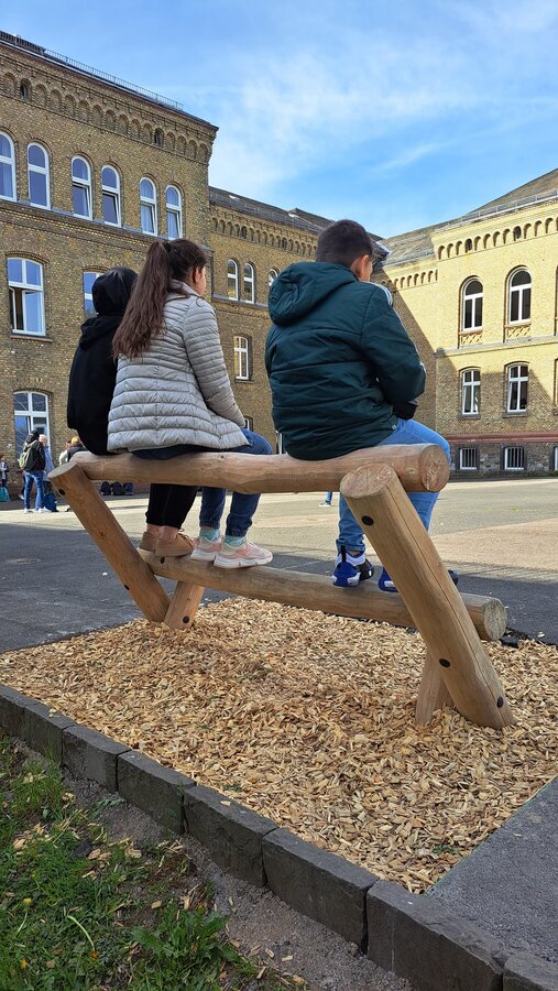 Jugendbank vor Carl-Kraemer-Realschule