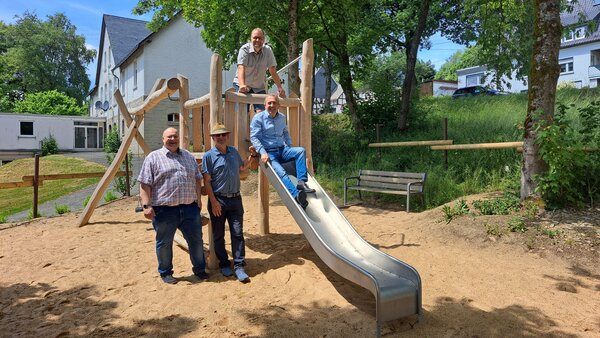 Michael St&ouml;tzel, Dr. Rainer Baumgart, Dirk Becker und Kyrillos Kaioglidis (v. l.) sind begeistert von dem neuen Spielplatz in L&uuml;tzel. Er ist mitten im Ort und bietet auch schattige Pl&auml;tzchen.