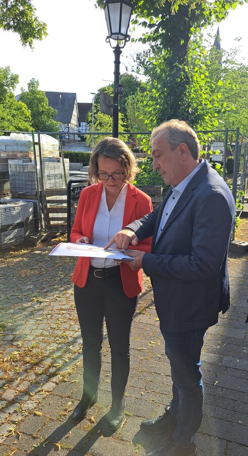 Kyrillos Kaioglidis (rechts) erl&auml;utert Ministerin Ina Scharrenbach die weitere Planung f&uuml;r die Neugestaltung des Marktplatzes Hilchenbach.