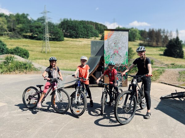 Beim Bikeworkshop &raquo;Girls only&laquo; lernen die Teilnehmerinnen von neun bis 16 Jahren den Pumptrack kennen.