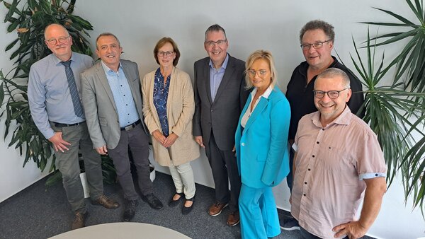 Erika Schauerte (3. v. l.), Oliver Eiden (4. v. l.) und Christine B&uuml;low (5. v. l.) sind schon Jahrzehntelang f&uuml;r die Stadt Hilchenbach im Einsatz. Dazu gratulierten Stadtrat Christoph Ermert, B&uuml;rgermeister Kyrillos Kaioglidis, Wolfgang Menn f&uuml;r den Personalrat und Baudezernent Michael Kleber (v. l.).