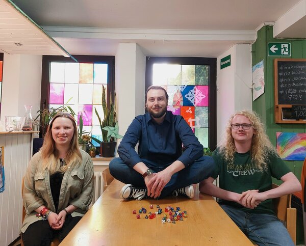 Lina Giebeler, Max Schmidt und Nils Guder (von links) bieten im Rahmen von &raquo;Democratic Dice&laquo; einen Workshop an, bei dem die Teilnehmerinnen und Teilnehmer unter anderem lernen, rechtsextremistisches Gedankengut zu erkennen.