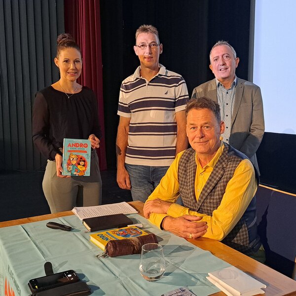 Die Stiftungsvorsitzende der Christian Goswin Stiftung, Nicole Jansohn-N&uuml;s, Gesch&auml;ftsf&uuml;hrer der Hilchenbacher Bildungsinsel e. V., Tomas Irle und B&uuml;rgermeister Kyrillos Kaioglidis begr&uuml;&szlig;ten Kinderbuchautor Kai Pannen im Gebr&uuml;der-Busch-Theater in Dahlbruch