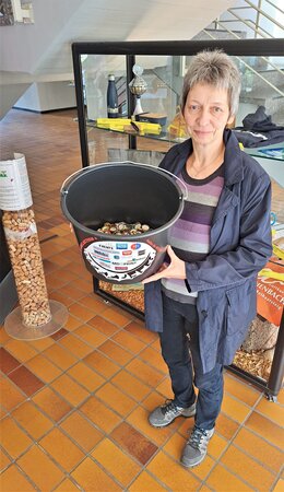 Bild vergr&ouml;&szlig;ern: Dank Karin Sa&szlig;mannshausen steht nun ein Sammeleimer f&uuml;r Kronkorken im Hilchenbacher Rathaus. Die Idee dazu stammt aus Wilnsdorf.