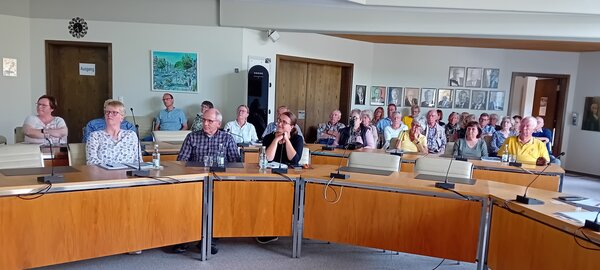 Die Zuh&ouml;rerinnen und Zuh&ouml;rer informierten sich im Ratssaal der Stadt Hilchenbach zum Thema Vorsorgevollmacht.