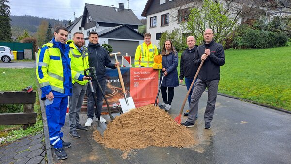 Westnetz-Projektleiter Michael Peno, Arthur Buller (Inftratech Bau), Jonas Leyener, Maximilian Taplick vom Fachdienst Bautechnik, Martina Hamann, Multiplikator Torsten Klotz und Westconnect-Regionalmanager Heiko Grebe schauen sich die Tiefbauarbeiten in Helberhausen an (von links).