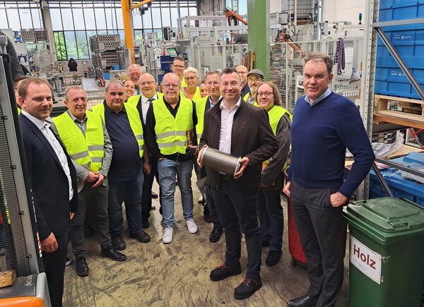 Christian R&auml;der, Karsten Schenk und Dr. Marcos Michaelsen (vorne, von links) erl&auml;utern den Mitgliedern des Infrastrukturausschusses und der Stadtverwaltung, unter anderem vertreten durch Hilchenbachs B&uuml;rgermeister Kyrillos Kaioglidis (2. von links), Produktionsprozesse der Westfalia Metal Hoses GmbH.
