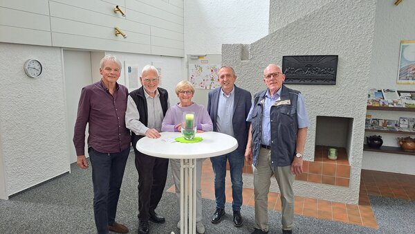 B&uuml;rgermeister Kyrillos Kaioglidis gratuliert dem Leitungsteam des &ouml;kumenischen Helferkreises zum 20-j&auml;hrigen Bestehen. Von links: Martin Wilhelm Debus, Friedrich Wilhelm Kunze, Christel Reinke, Kyrillos Kaioglidis und Karl-Josef Rump.