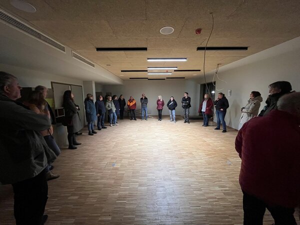 Die Teilnehmenden des Netzwerktreffens der Kulturvereine haben gemeinsam den Kulturellen Marktplatz in Dahlbruch besichtigt.