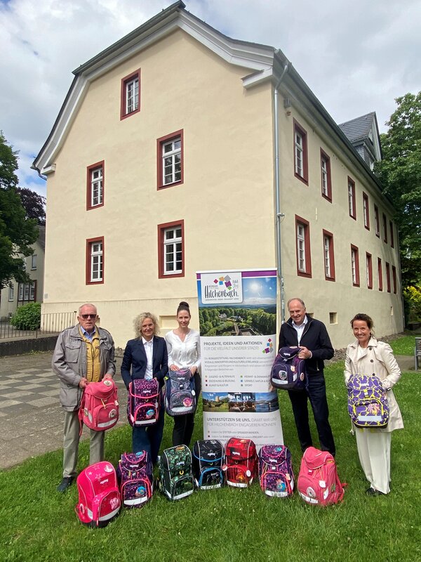 Karl-Josef Rump (&ouml;kumenischer Helferkreis), Kirsten Fleschenberg (B&uuml;rgerstiftung), Nicole Jahnson-N&uuml;s (Christian-Goswin-Stiftung), Gerd Fleschenberg und Patricia Vanderlinden (beide B&uuml;rgerstiftung, von links) freuen sich dar&uuml;ber, dass sie zahlreichen Kindern einen sch&ouml;nen Schulstart erm&ouml;glichen k&ouml;nnen.