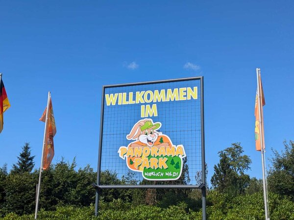 Das Integrationsteam der Stadt Hilchenbach war im Rahmen der Ferienspiele mit einer Gruppe von 70 Menschen im Panorama Park. Das Bild zeigt das Eingangsschild.