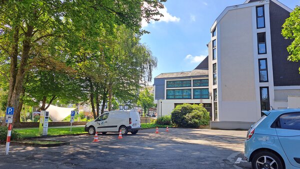 Ab Freitag, 16. August, ist der Besucherparkplatz 5 zwischen dem Rathaus der Stadt Hilchenbach und der Wilhelmsburg an der Gerichtswiese nur einschr&auml;nkbar nutzbar. 
