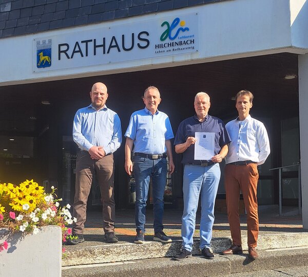 Hans-J&uuml;rgen Klein (3. von links) feiert seine 40 Jahre lange Besch&auml;ftigung bei der Stadt Hilchenbach. Ihm gratulieren B&uuml;rgermeister Kyrillos Kaioglidis (2. von links) sowie Martin Beume (links) und Thomas Marek-Gebauer vom Personalrat. 
