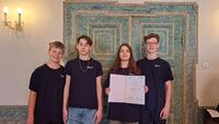 Bild vergr��ern: Die Vorstandsmitglieder von Keppels Fr&uuml;chtchen Paul, Rafael, Phoebe und Julian freuen sich &uuml;ber den gewonnenen Engagementpreis NRW 2024
