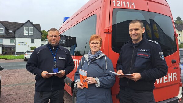 Marco Helmer, Ordnungsbeh&ouml;rde (Links) und Karsten Lewitz, Freiwillige Feuerwehr (Rechts) informieren eine interessierte B&uuml;rgerin