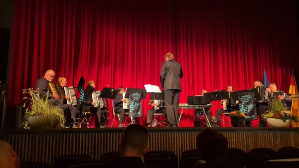Akkordeon-Orchester Siegerland e. V. auf der B&uuml;hne des Busch-Theaters.  